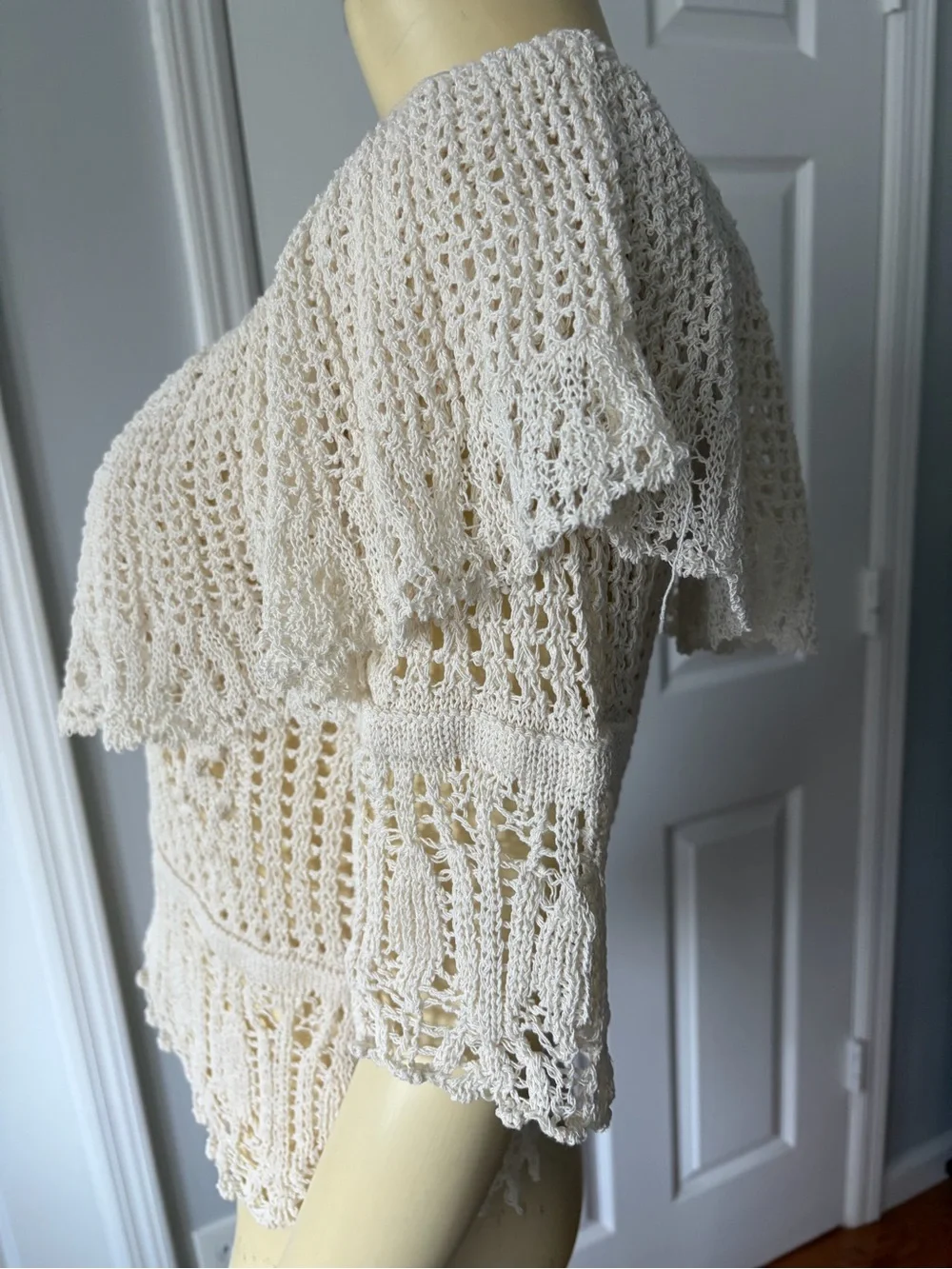 Zara Women’s Cream Crochet Ruffle Knit Top/ size small